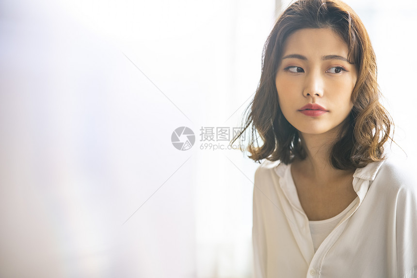 居家放松的青年女子图片