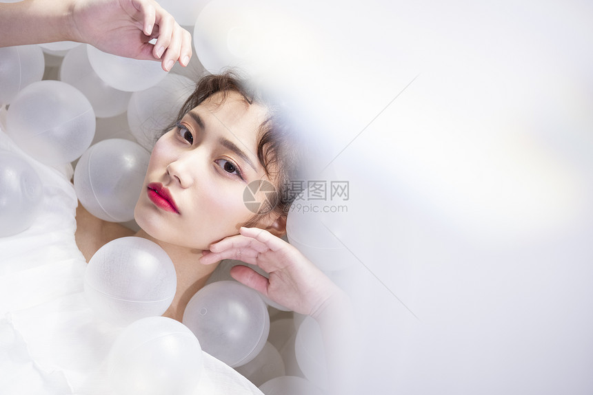 躺在泡泡球里的美妆女性图片