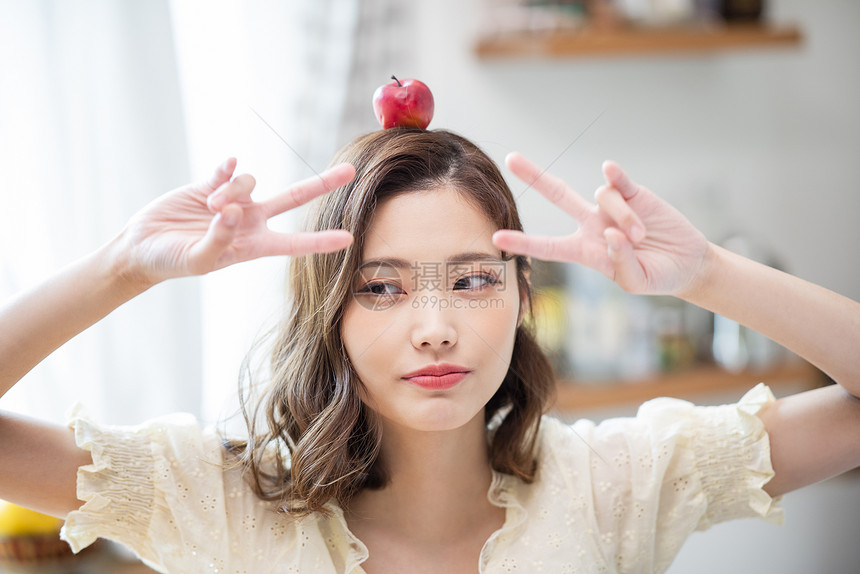 可爱少女头上顶着小苹果图片