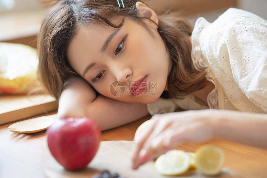 美味年轻单人女生活美食图片