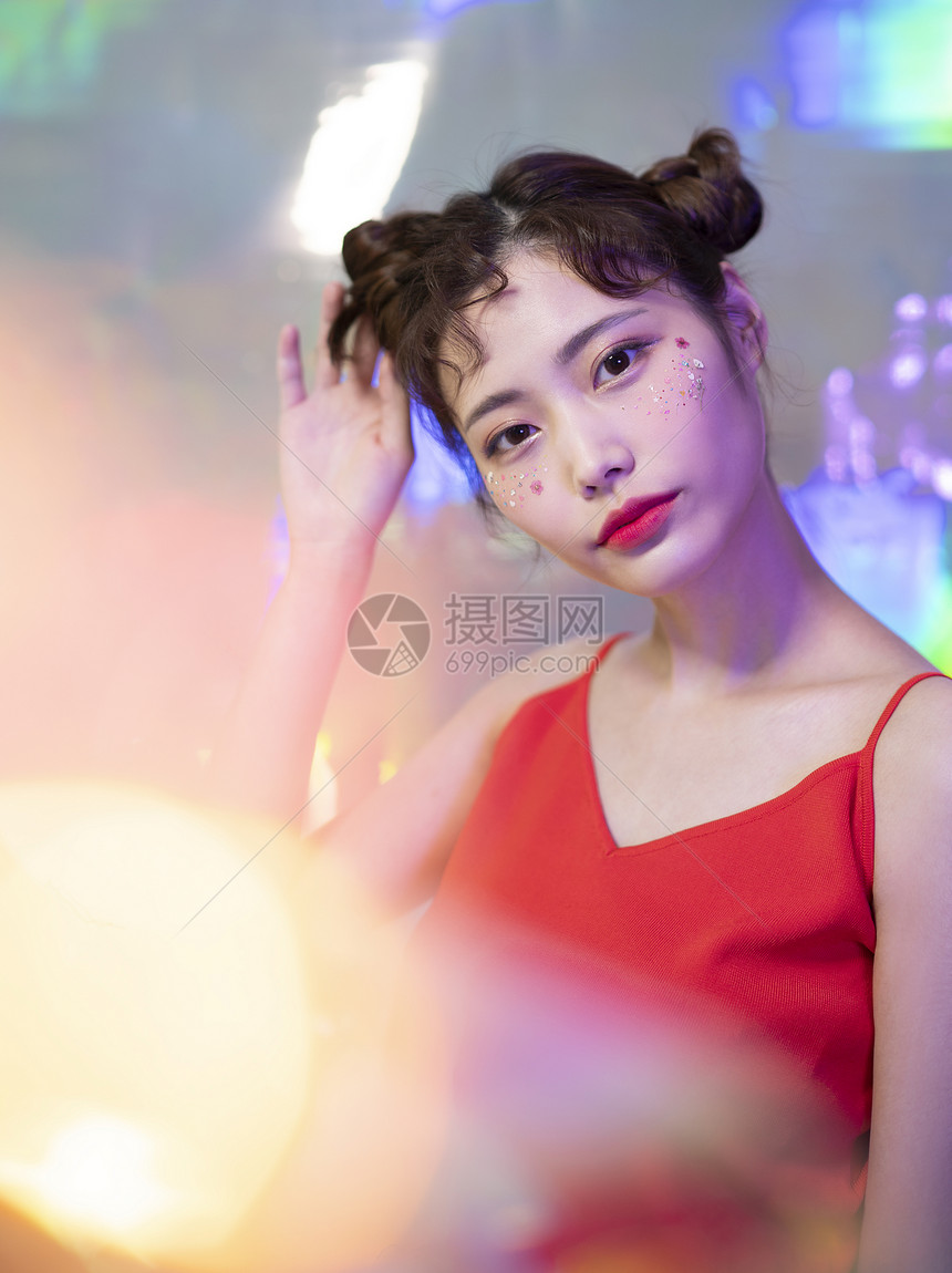 泛亚洲少女二十几岁女霓虹色幻想图片