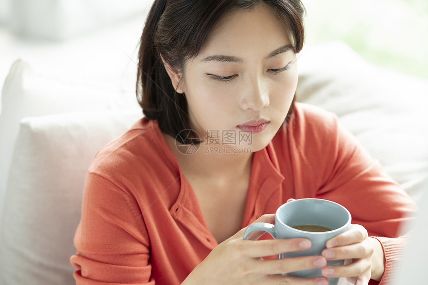 年轻居家美女喝咖啡图片