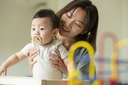 居家休息带娃的奶妈图片