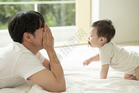 居家休息带娃的奶妈奶爸图片