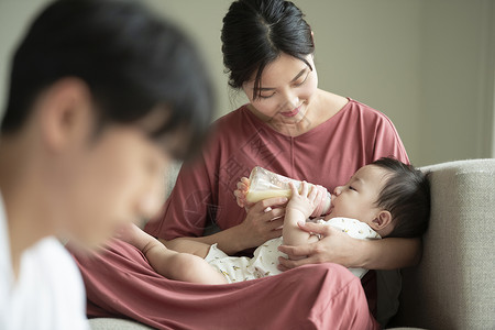 新手妈妈给婴儿喂奶背景图片