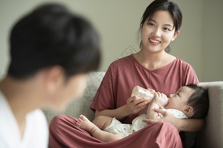 新手妈妈给婴儿喂奶背景图片