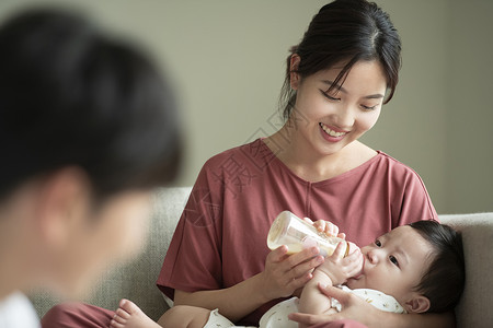 新手妈妈给婴儿喂奶背景图片