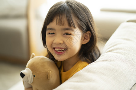可爱的小女孩抱着玩具熊图片