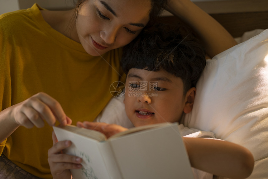 睡前一起和母亲看书的小男孩图片