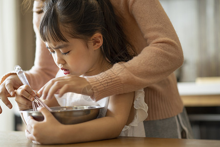 居家陪伴小孩的家长图片