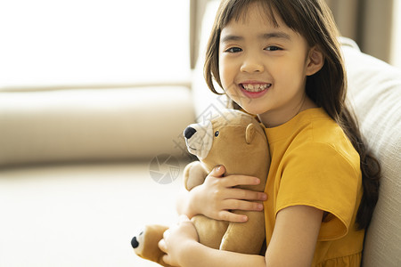 抱着玩具熊的可爱小女孩图片