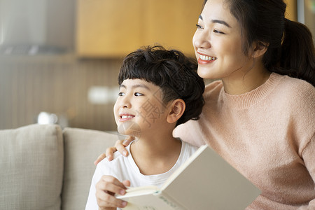 成长纪念册画册居家陪伴小孩的妈妈背景