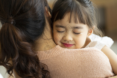 居家陪伴小孩的妈妈背景图片