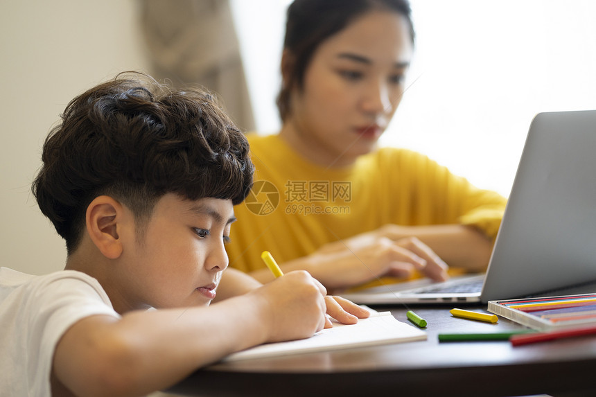 母子快乐的居家日常生活图片