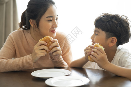 房屋和睦午餐父母和孩子的生活方式餐图片