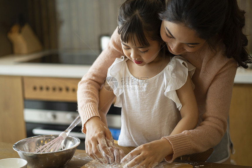 熟的亚洲人伙伴父母和孩子的生活方式烹饪图片