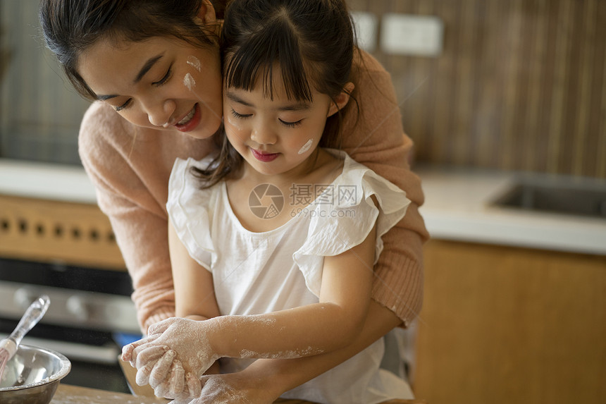 欢闹家庭主妇父母和孩子的生活方式烹饪图片