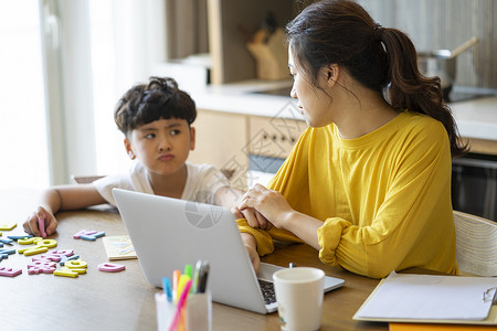 英语对话便携电脑商务女父母和孩子的生活方式育儿形象高清图片
