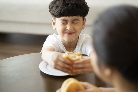 陪在妈妈身边的小男孩图片