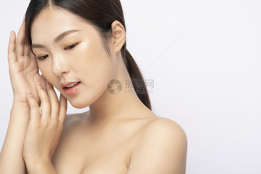 女性脸部护肤美容图片