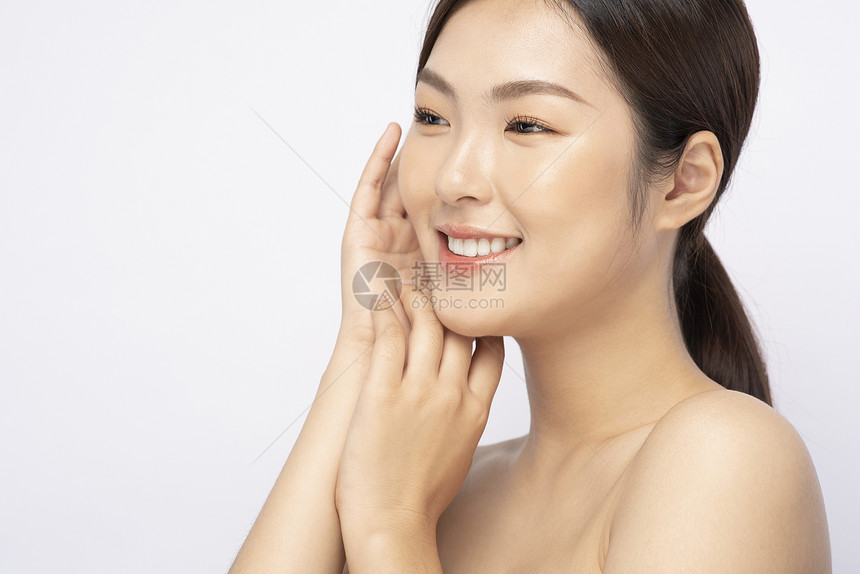 女性滋润肌肤护肤图片