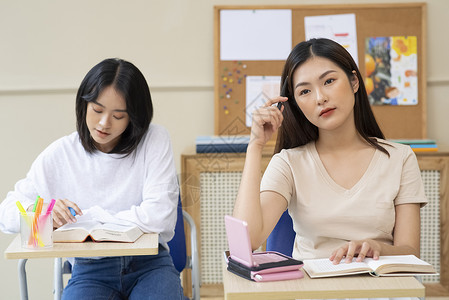 暑假英语补习班上课烦恼的年轻女子背景