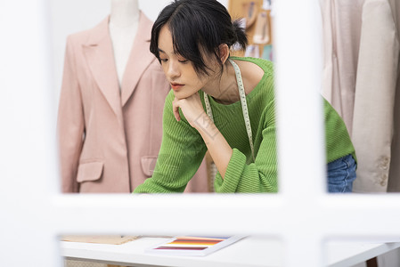  绘画服装设计稿的设计师图片