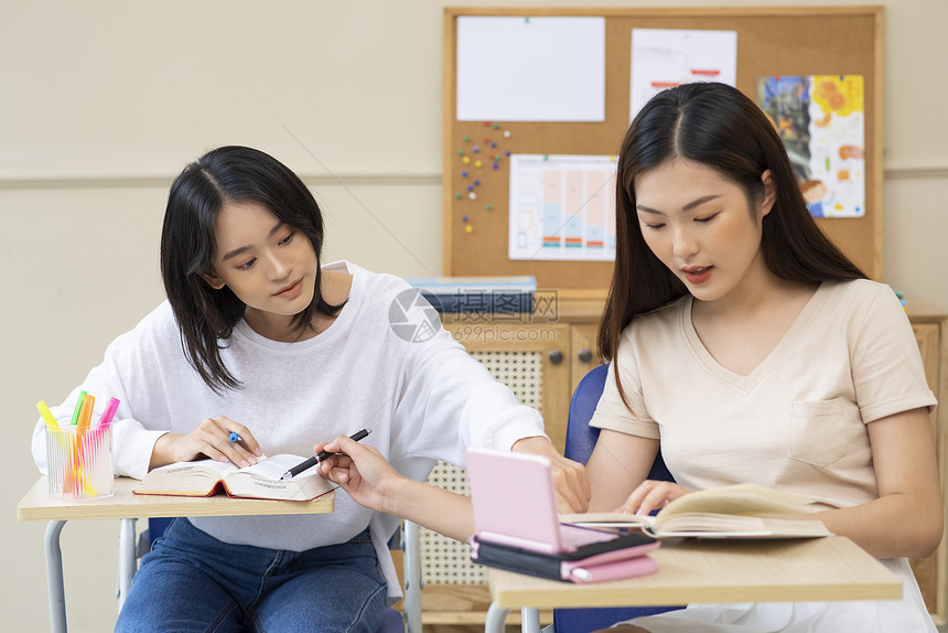 课堂上讨论学习的女大学生图片