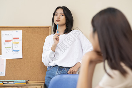 演讲报告的年轻女子图片