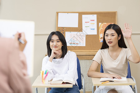 参加培训学习的女性女生图片