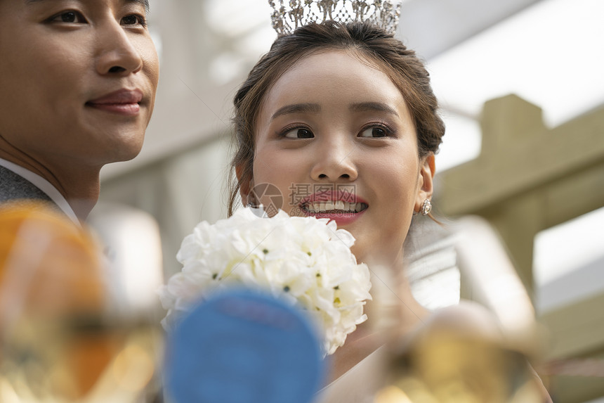 亚洲人成年男子低角度结婚摄影图片