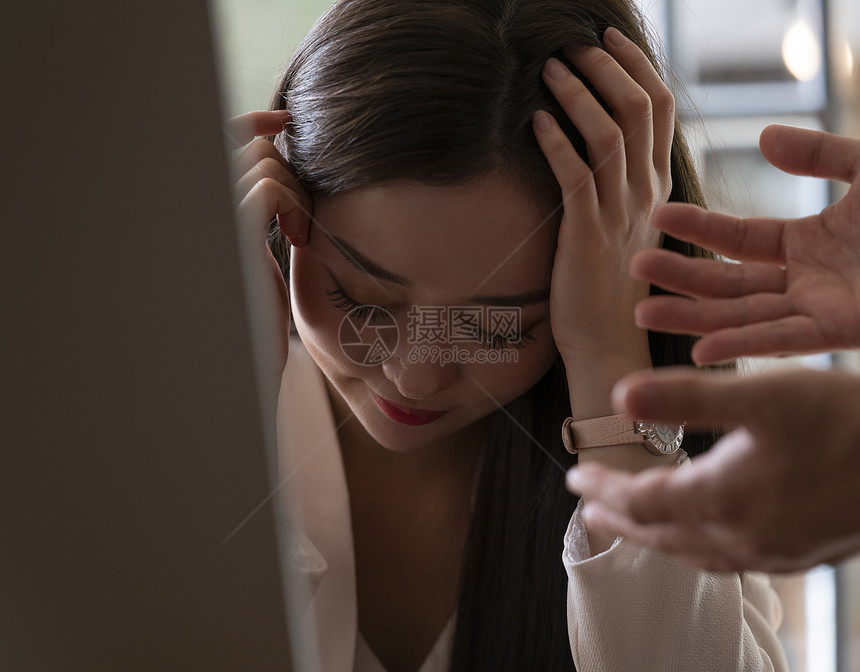 烦恼的商务女性图片