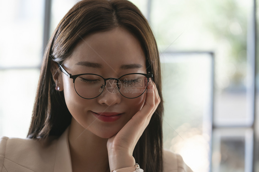 戴眼镜的女青年图片