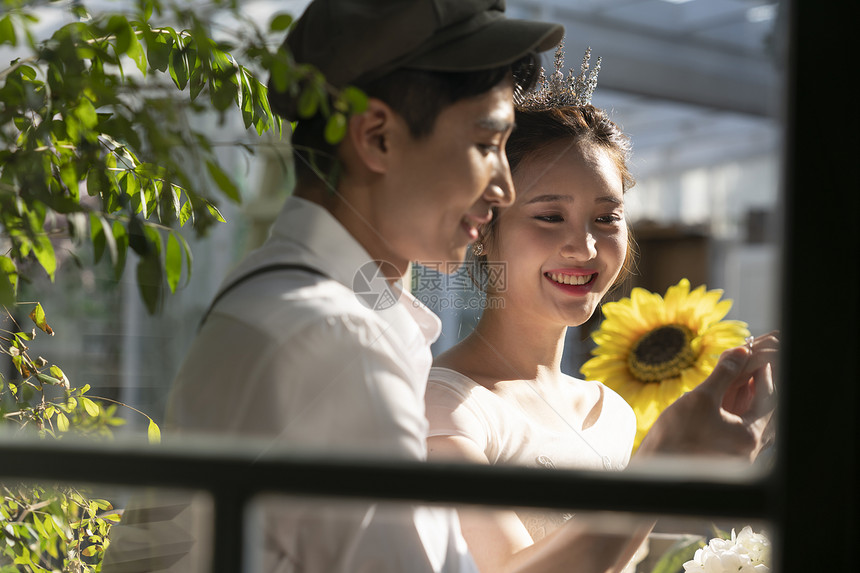 成年女子半身像可爱结婚摄影图片