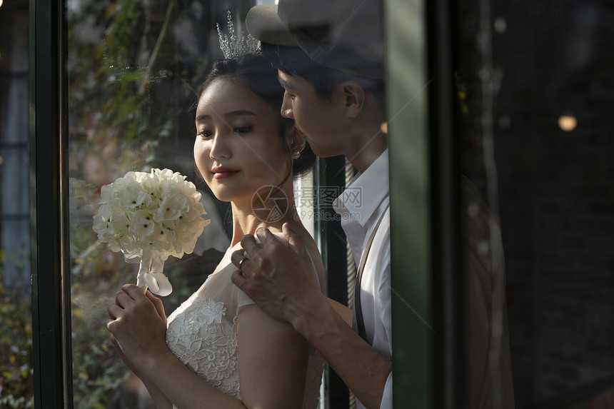 亚洲人新娘打破结婚摄影图片