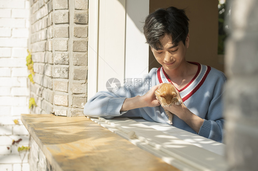 男子在放松撸猫图片