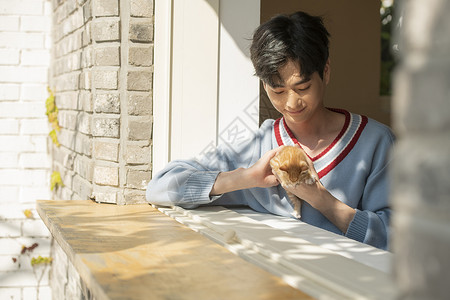 男子在放松撸猫图片