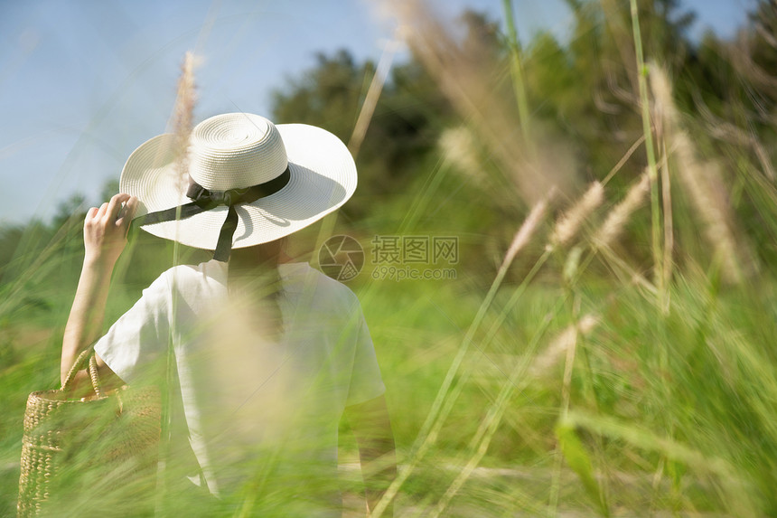 青春洋溢的女青年图片