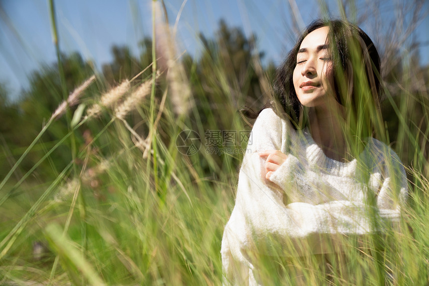 青春洋溢的女青年图片