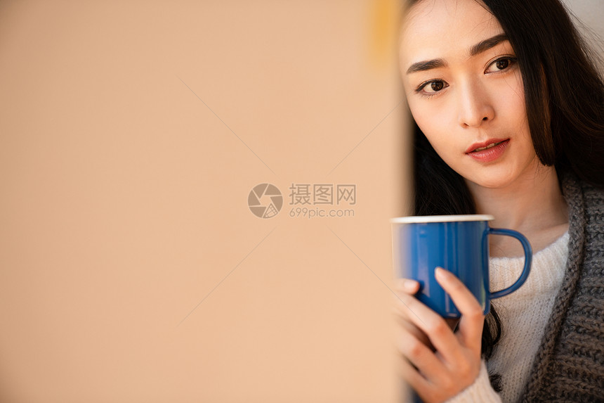 青春洋溢的女青年图片