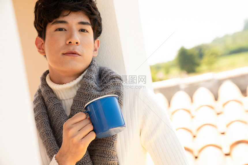男青年喝着咖啡图片