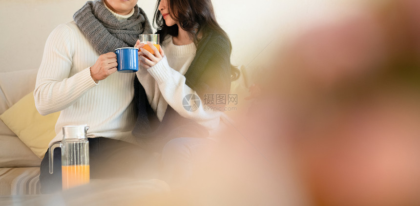 温暖夫妻一起喝咖啡图片