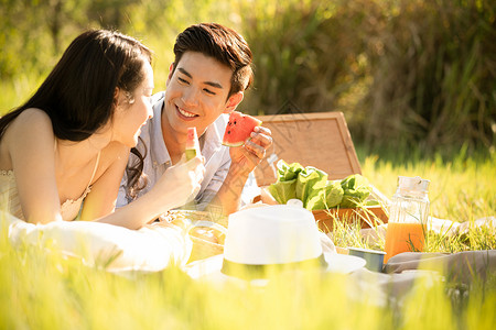 年轻情侣户外野餐图片