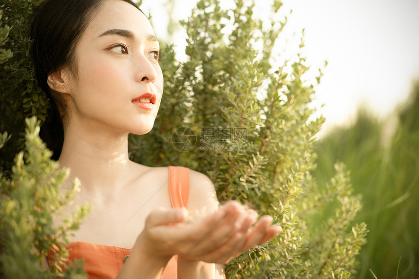 青春洋溢的女青年图片