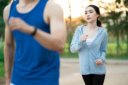 户外慢跑运动的青年女子图片