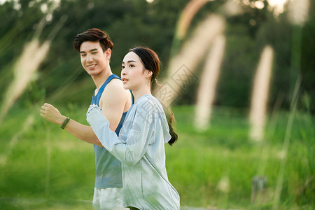 户外公园跑步运动的青年情侣图片