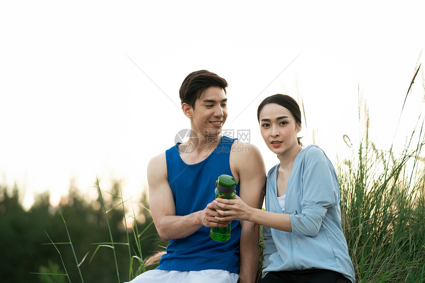 户外运动休息的年轻情侣图片