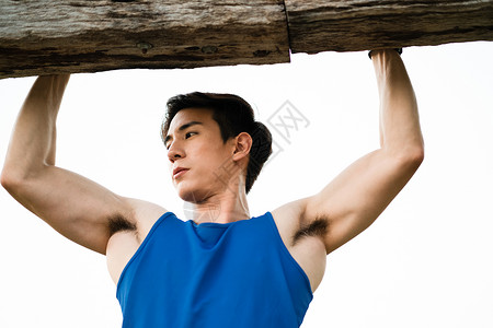 锻炼肌肉的成年男子图片