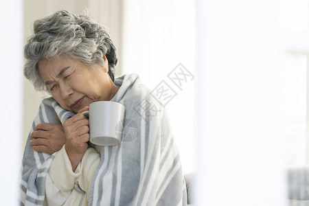 生病感冒寒冷的老年人奶奶图片