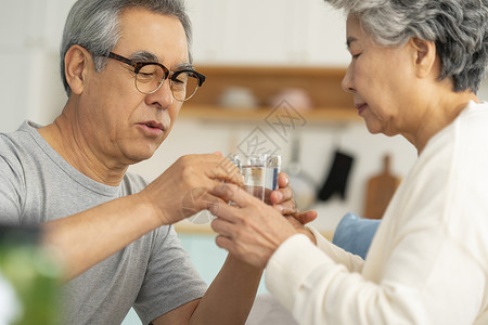 拿着水杯给老伴的老年人图片